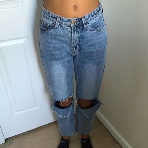 Light washed denim ripped mom jeans👖